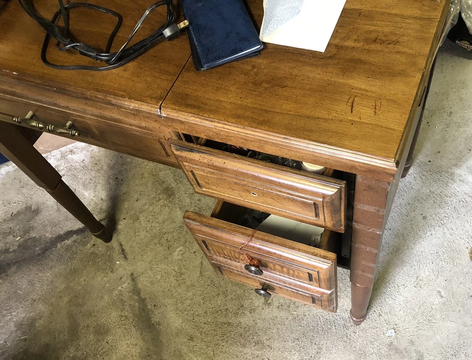 Máquina de coser Sears Roebuck con armario modelo #56696765 Foto 2 de 4