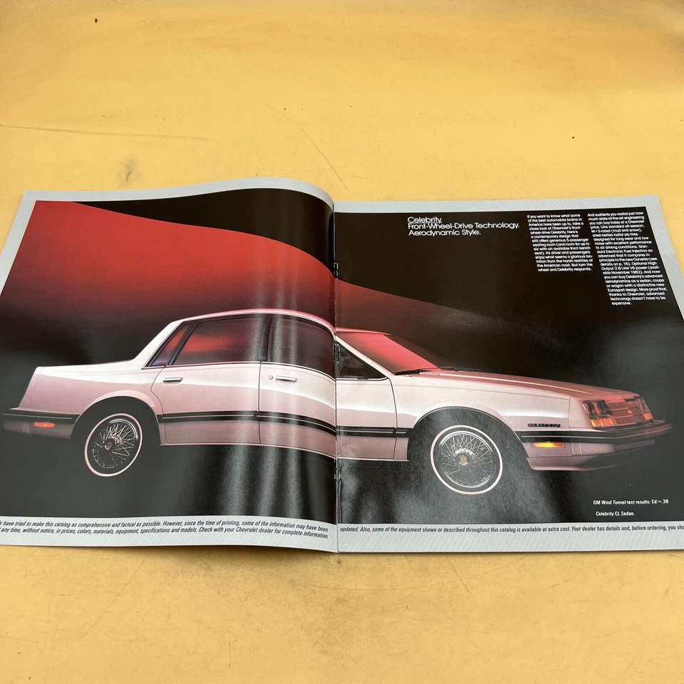 1984 CHEVROLET CELEBRIDADE REVENDEDOR ORIGINAL SHOWROOM FOLHETO DE VENDAS CATÁLOGO LIVRO - Imagem 4 de 4