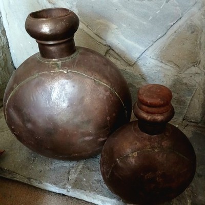  2 Vintage Wasserkrüge gehämmert Kupfer / Messing Indisch Handarbeit Metall 