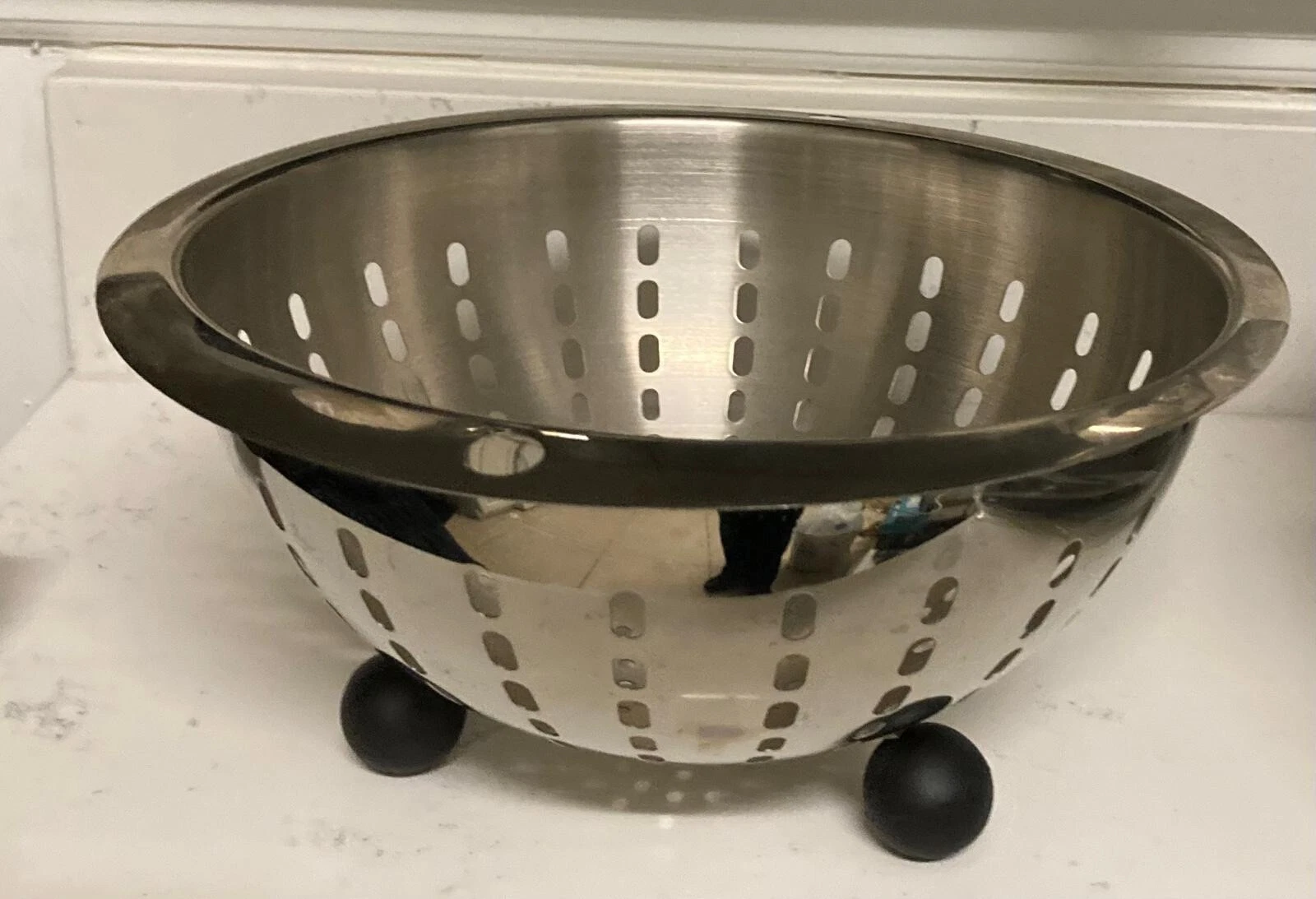 Oneida Stainless Steel Footed Colander Strainer with Black Rubber Feet