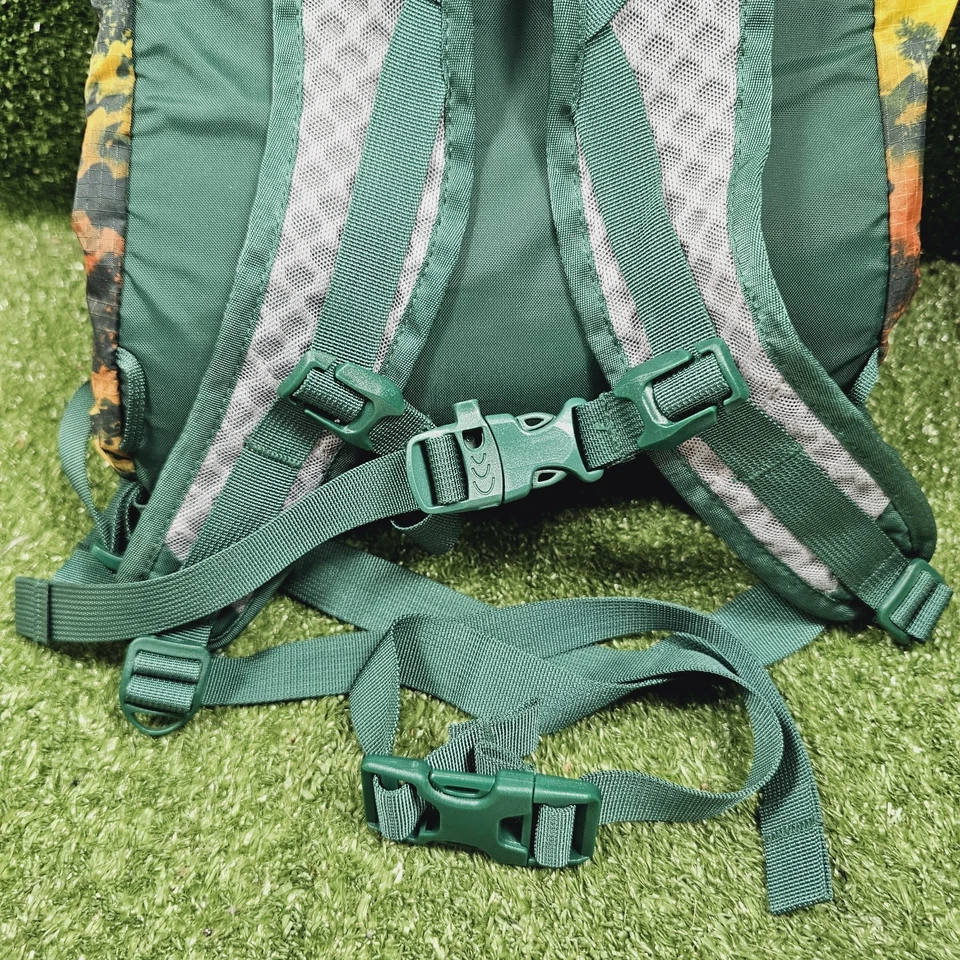 Mochila REI Co-Op Flash 18 Camuflada Verde Ligera Embalable Viaje Senderismo Foto 3 de 4