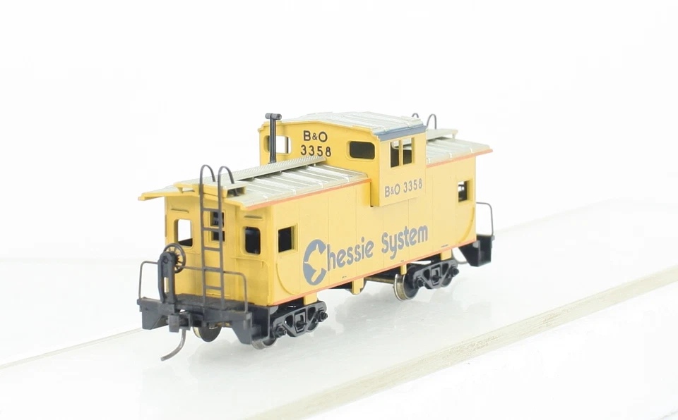 HO Athearn Chessie System Wide Vision Caboose W/ Interior & Flashing Rear Light - Image 3 of 4