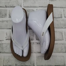 NWOT Reef Cushion Court White Thong Flip Flop Sandals Women's Size 9