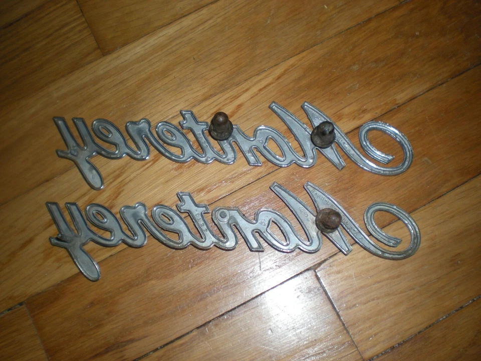 Par de emblemas de cuarto de panel Mercury Monterey 1971 originales usados Foto 2 de 3