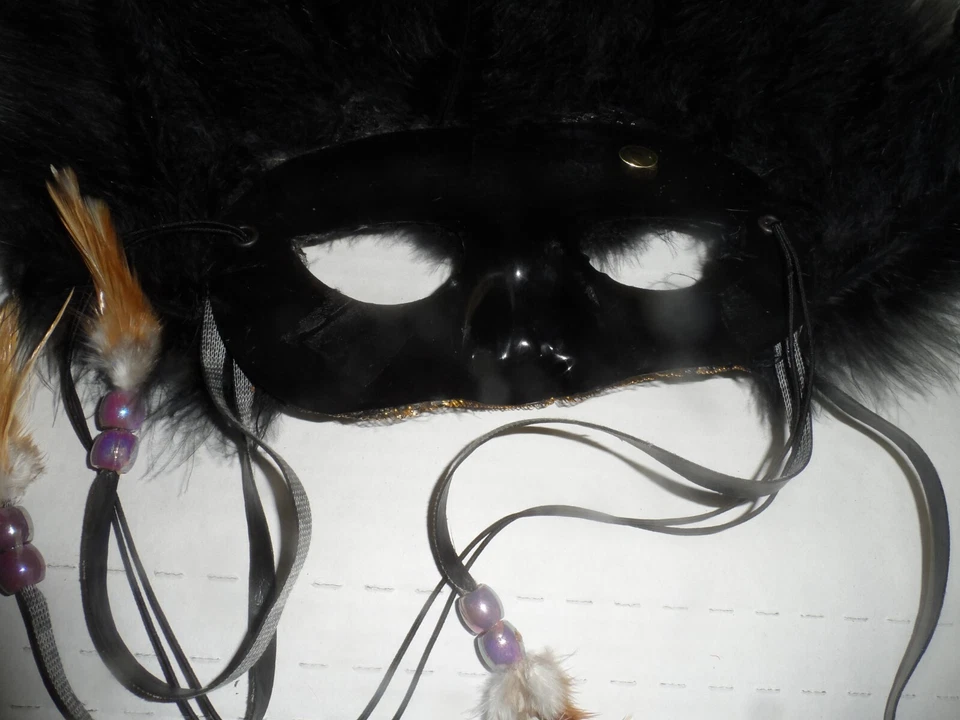 Feathered Green & Black Mask - MARDI GRAS MASQUERADE PARTY EYE MASK - Image 3 of 3