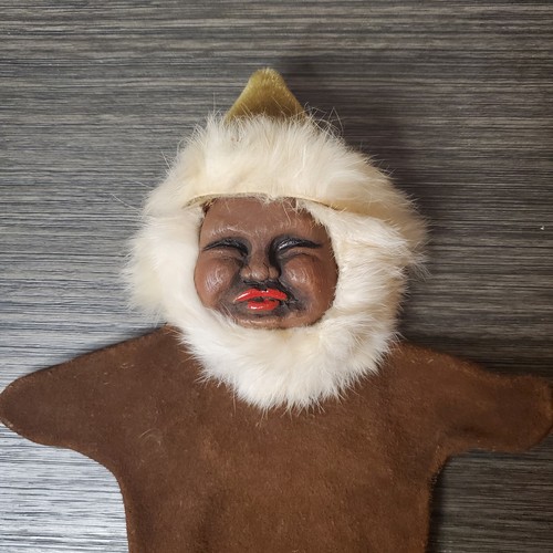 Nuni 70er Yupik 10 Zoll Leder Handpuppe detaillierter Fellbesatz Alaska Ureinwohner Inuit - Bild 4 von 6