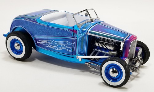 1/18 (IB) 1932 Ford Roadster Hot Rod blau metallic mit Flammen und weiß