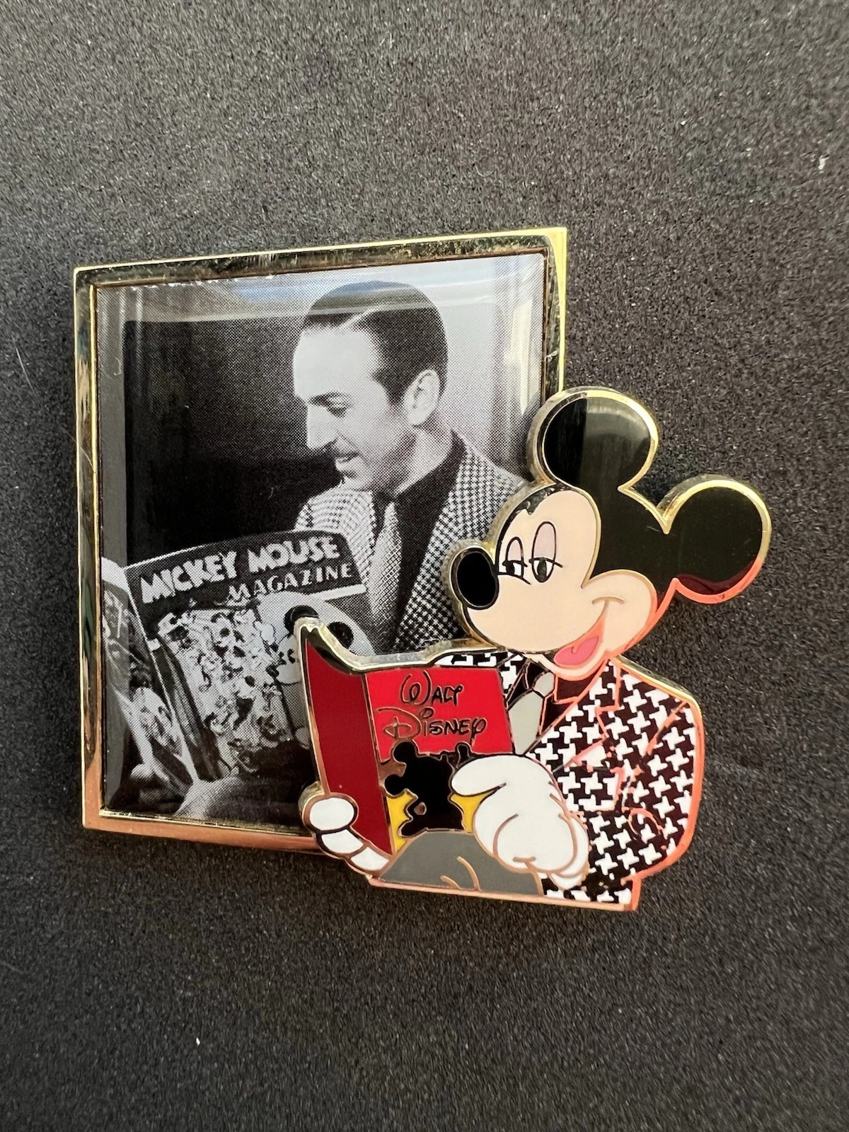 Disney Pin Walt Disney Mickey Reading Comics It All Started With Walt Promo Pin