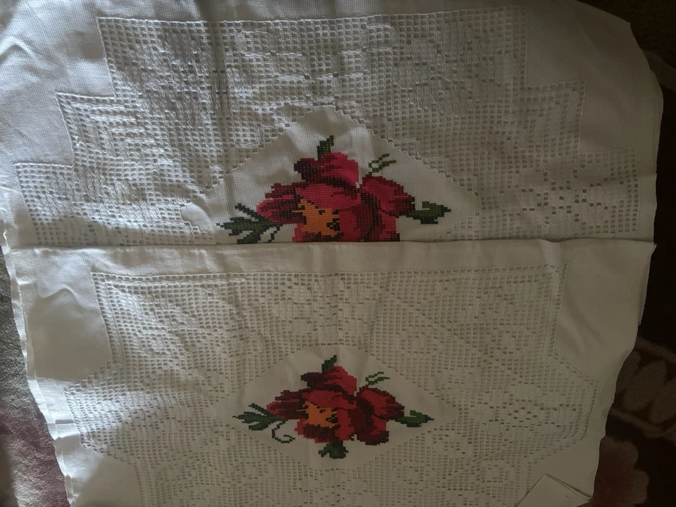 Fundas de Almohada Florales Bordadas con Diseño Rosa Roja Hechas a Mano en México Foto 2 de 2