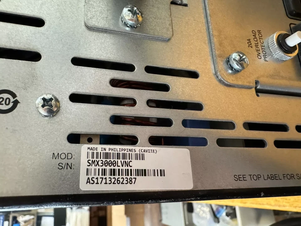 Unidad inteligente APC SMX3000LVNC X 3000 VA, 2700 W, rack/torre, 100-127 V, con tarjeta de red Foto 3 de 4