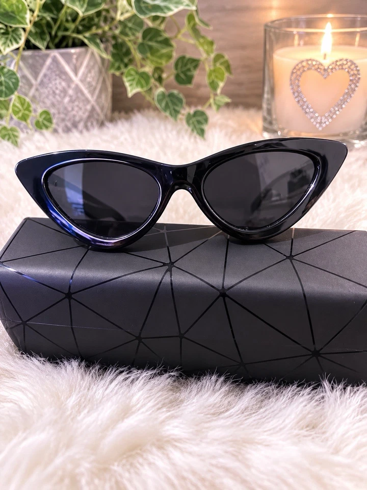 Lunettes de soleil femme œil de chat noir, verres noirs teintés, plastique - Photo 1/1
