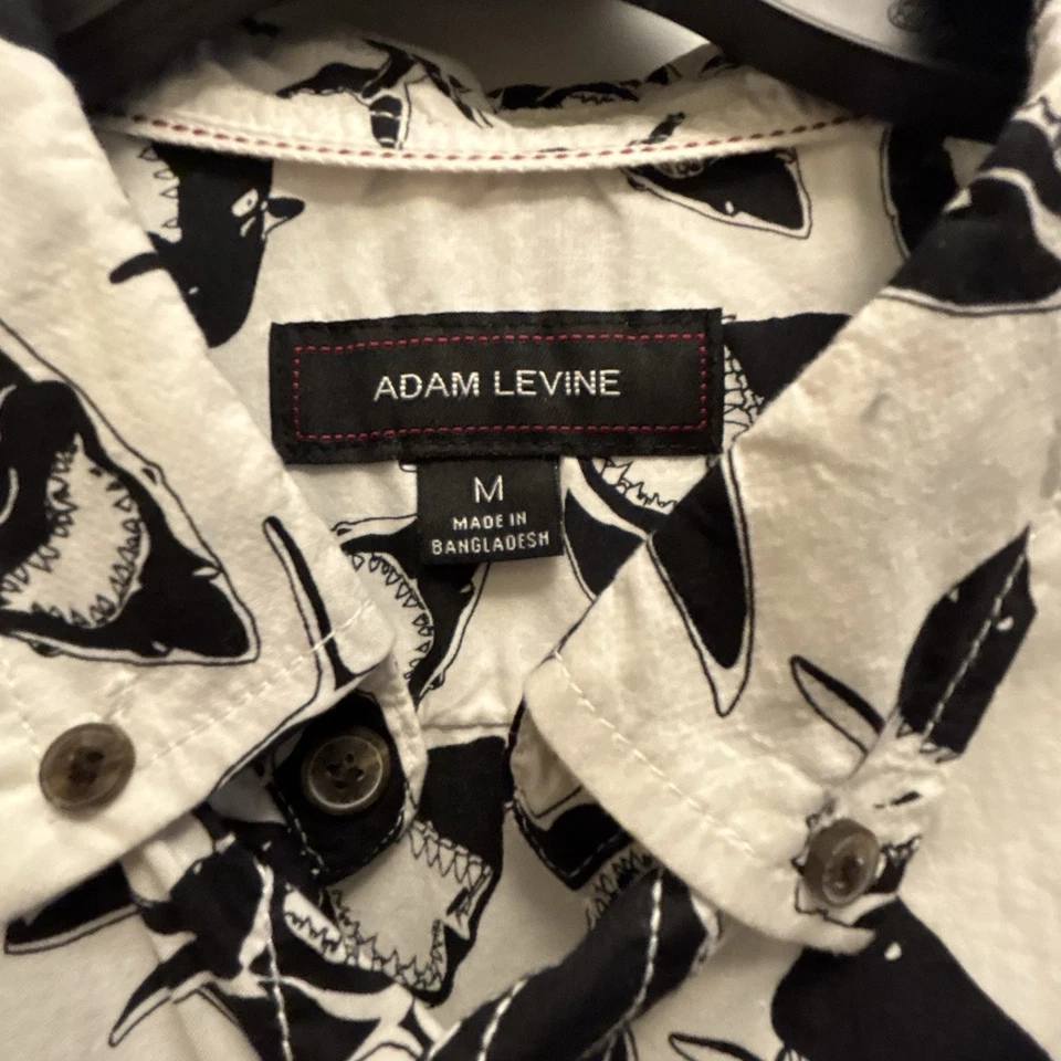 Camisa Adam Levine Hombres Mediana Y2K Blanca Negra Tiburón Mandíbulas Temática Costera Ropa de Resort Foto 4 de 4