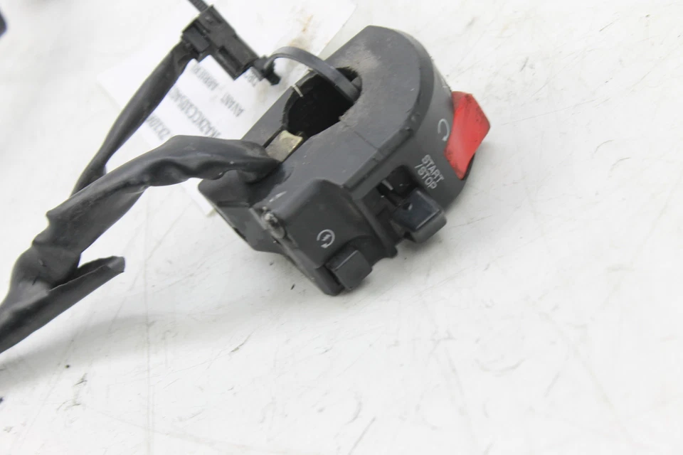 04-05 Interruptor de manija clip derecho Kawasaki Ninja Zx10r 46091-0040 Foto 2 de 4