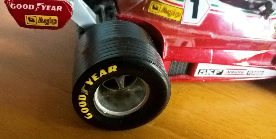 POLISTIL FERRARI 312 T2, F 1 NIKI LAUDA #1, scala 1/25 originale, completa+decal - Immagine 2 di 4