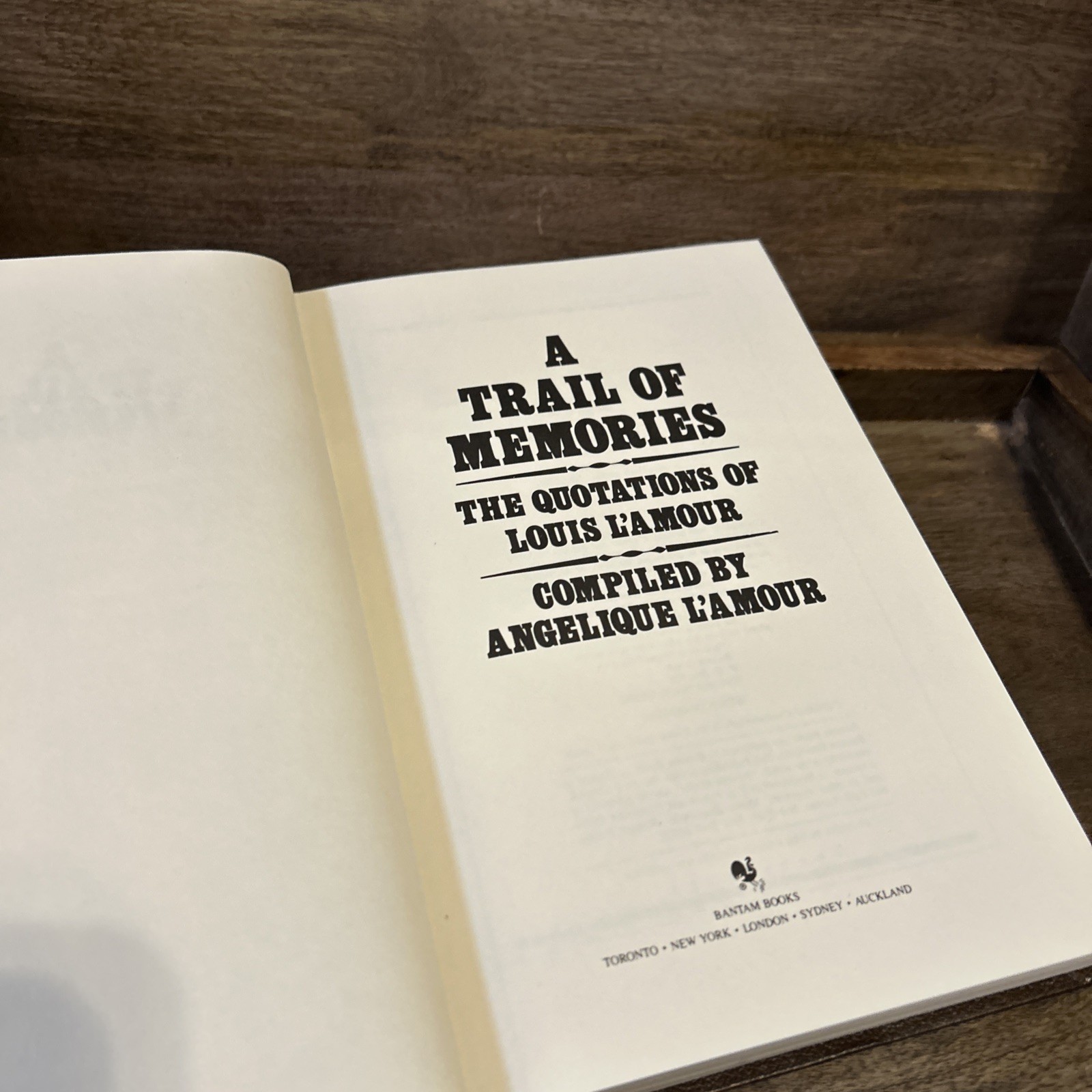 A Trail Of Memories, Education Of A Wondering Man NF Louis L’Amour Leatherette