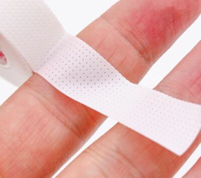 Atmungsaktive Wimpernverlängerung gepfropftes Tape Verhinderung Allergie Augenpad 9m Rolle weiß