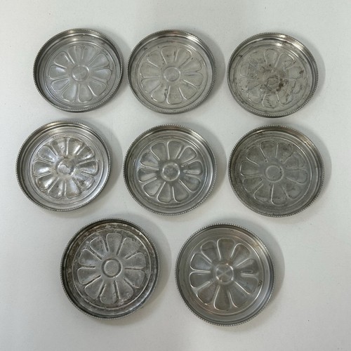 "Juego de 8 posavasos de aluminio MCM con bandeja barra de bebidas en relieve con flores de margarita de 3"" de ancho" - Imagen 4 de 16