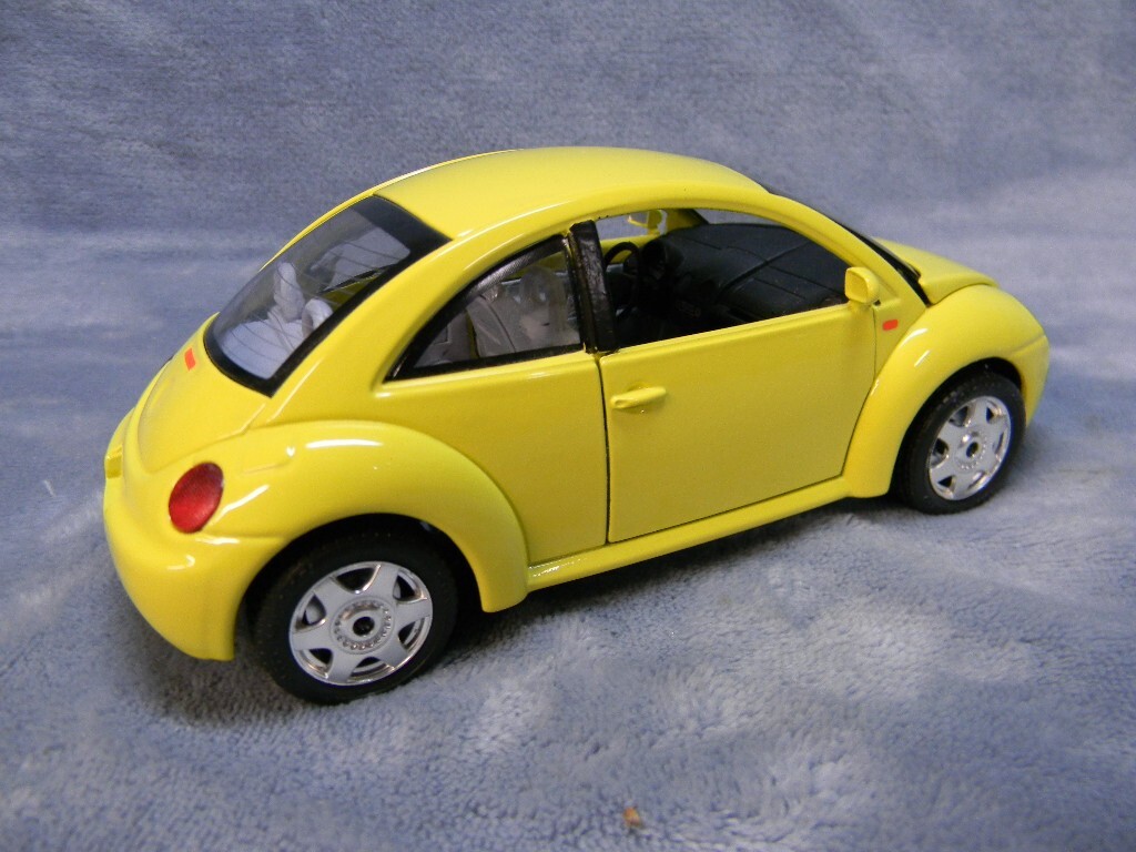 1/24 SCALE 1998 VOLKSWAGEN NEW BEETLE YELLOW BURAGO DIECAST