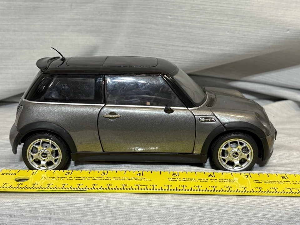 KYOSHO 1/18 MINI COOPER S Gen 1 R53 '01-06 Dark Silver Metallic Black PARTS CAR - Image 4 of 4
