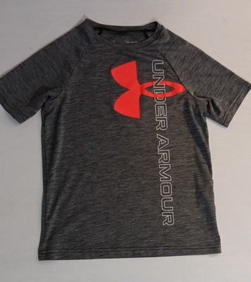Under Armour HeatGear Boys YSM 7/8 Gray/Red Loose Fit Crewneck Logo Tee