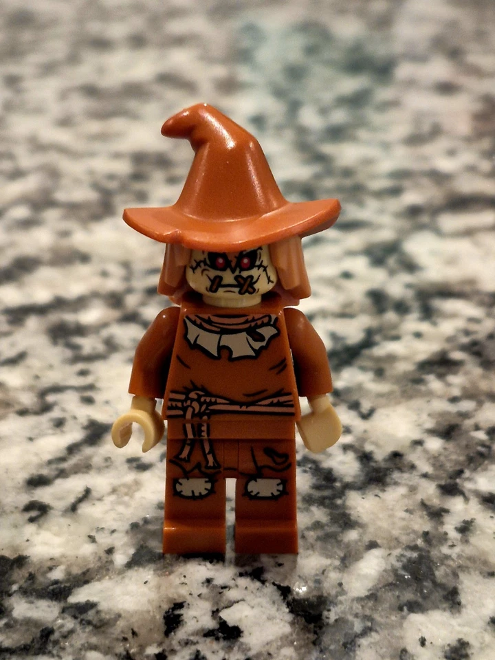 LEGO Scarecrow Minifigure 70913 DC Batman Superheroes Fearful Face-off - Image 2 of 4