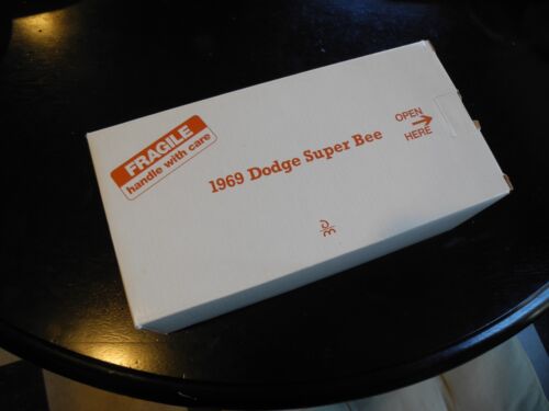 VERY Rare Danbury Mint 1969 Dodge SUPER BEE, Retired, NIB, 1:24, FREE SHIP! - Afbeelding 1 van 4