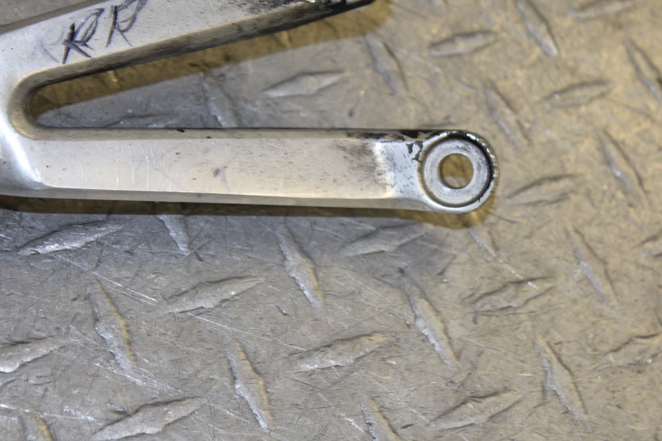 1999 YAMAHA YZF R1 YZFR1 SUPORTE DE PEG TRASEIRO DIREITO PASSAGEIRO - Imagem 3 de 4