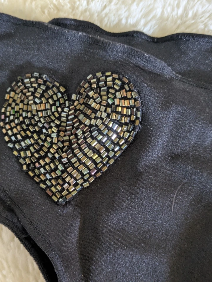 Нижняя часть бикини Indah черные завязки с эмблемой в виде сердца с бисером размер L - Изображение 4 из 4