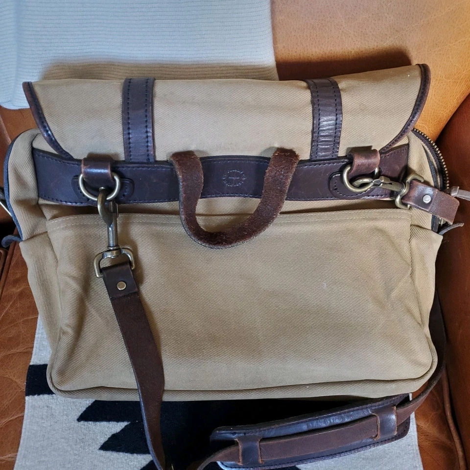 Bolso de hombro Filson mediano de cuero tostado con brida Foto 2 de 4