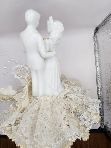 Vtg Wedding Cake Topper White Bride Groom Lace & Faux Pearls & Flowers + Garter - Picture 4 of 9