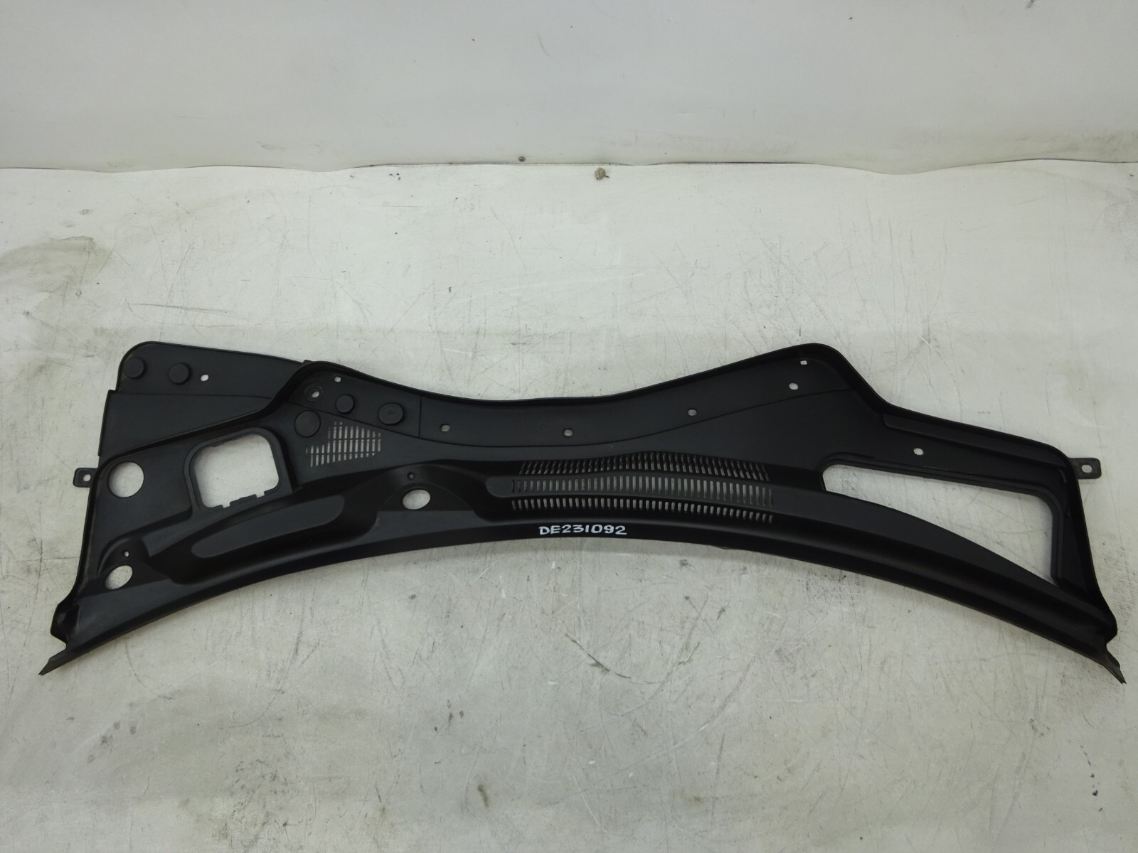 14-17 Maserati Ghibli Windshield Wiper Cowl Panel Trim 670010468 OEM DE231092