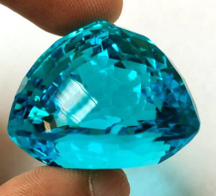 Topacio suizo azul grande 69,75 quilates Piedra preciosa suelta de corte trillón para anillo y colgante Foto 3 de 4
