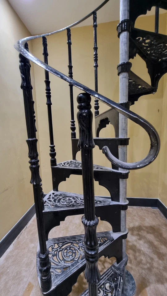 Cast Iron Spiral Stair 1040mm dia, Staircases &Stairwell ballustrading - Image 3 of 4