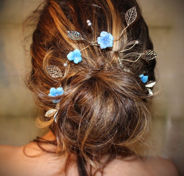 Tocado para el cabello con flores azules de arcilla polimérica y elementos plata