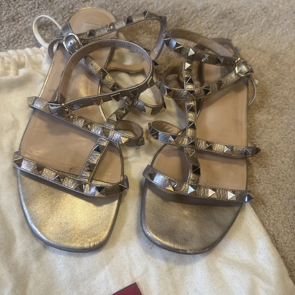 Sandalias Valentino Rockstud gladiador planas cuero correa al tobillo enjaulado bronce dorado Foto 2 de 4