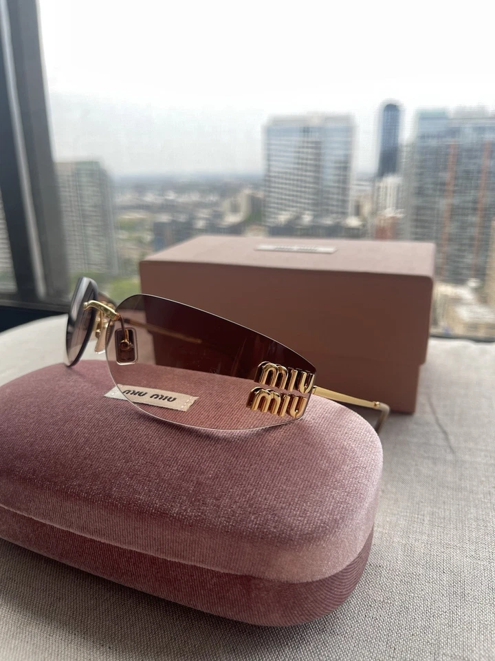 Gafas de sol para mujer MiuMiu MU54YSGold marrón claro” Foto 2 de 4