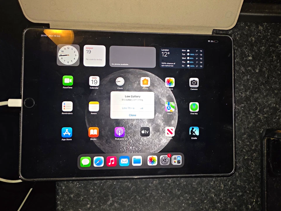 Apple iPad Air 10 · 64GB · Wi-Fi + Cellular, photo 1 of 4