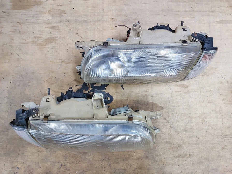 Nissan Avenir W10 Headlights  Koito 100-24577 With Cornerlights  - Image 4 of 4