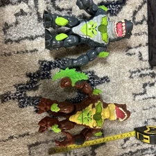 Beast Lab Lot: Shark Beast & Terror T-Rex with Light & Sound - Moose Toys