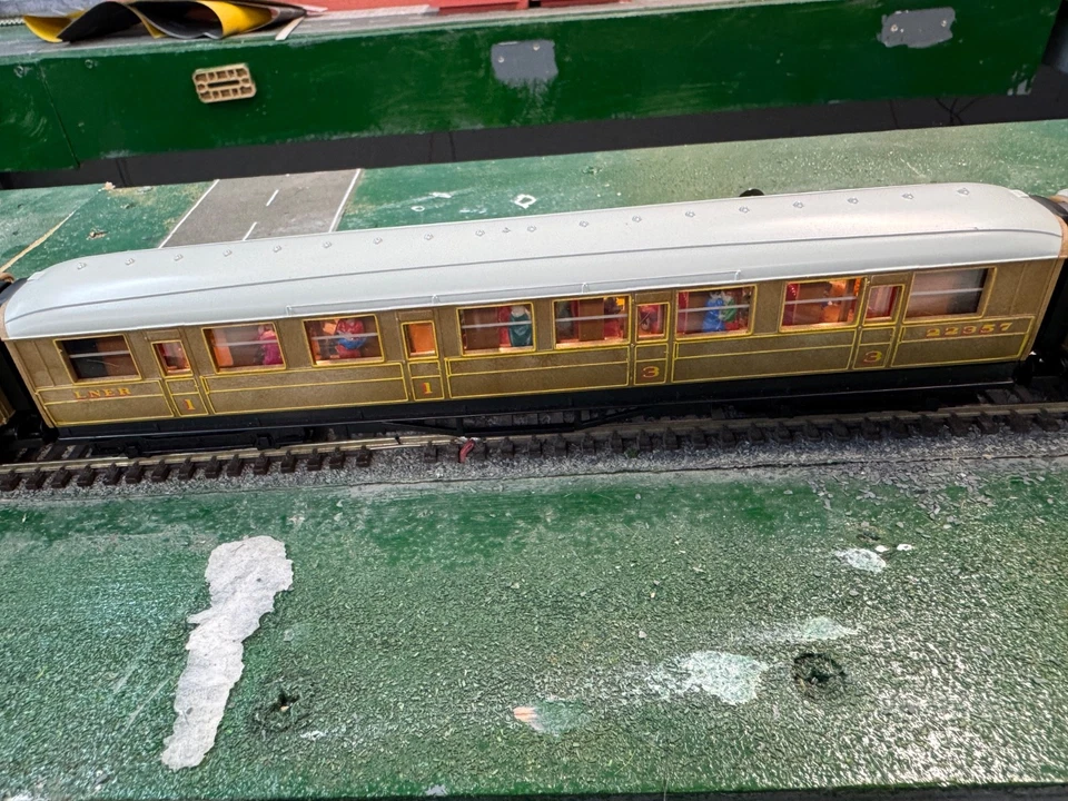 LNER Teak Coaches A set of 3 with lights & passengers seated and standing - Image 3 of 4