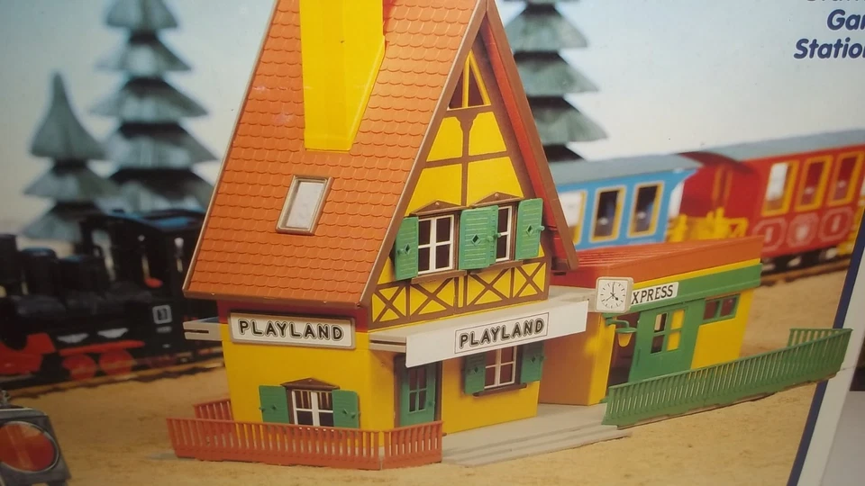 Playtrain Bahnhof "Playland" Elektrische Eisenbahn Spur O , Art. 672006 - TOP ! - Bild 2 von 4