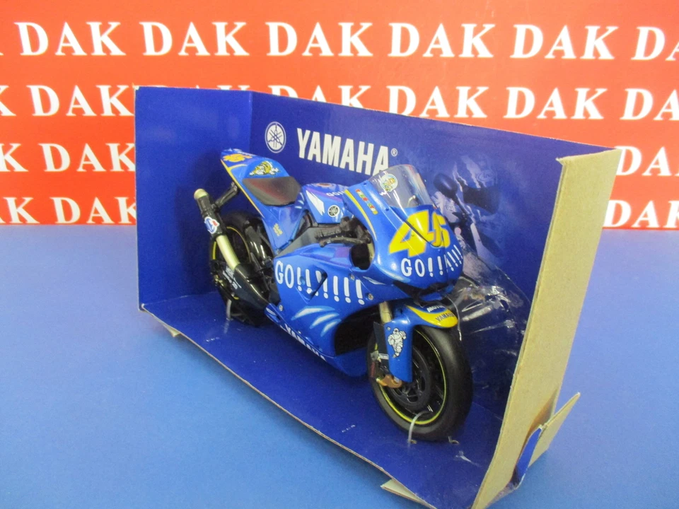 Die cast 1/12 Modellino Moto Yamaha YZR-M1 Gouloises Fortuna 2004 V.Rossi NewRay - Immagine 2 di 4