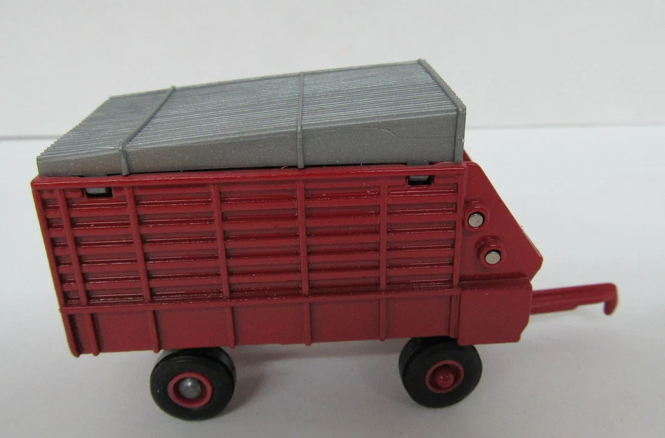 ERTL Farm & Country Red Hay Conditioner Trailer No.1450 Made in Korea - Image 3 of 4