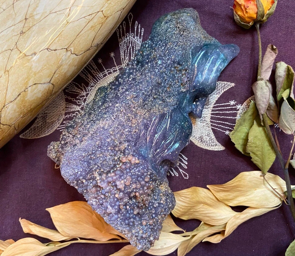 Calavera de ágata de uva con talla de anubis, todo natural Foto 3 de 4