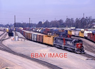 PHOTO  USA RAILWAY SP 7523 & 7437 - COLTON YARD (POSSIBLY SHUNTING) 9 APRIL 2000
