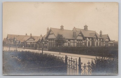 RPPC Große Fachwerkschule oder Institution mit Kuppeln ECHTFOTO