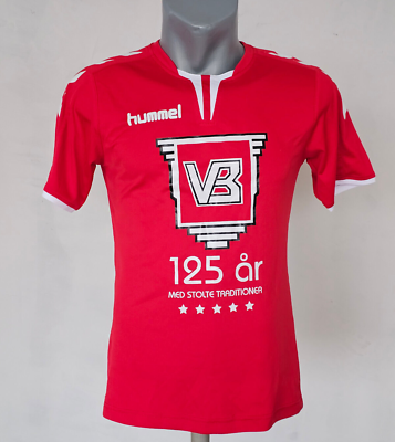 Joueur de football en maillot rouge et pantalon rouge photo - Photo
