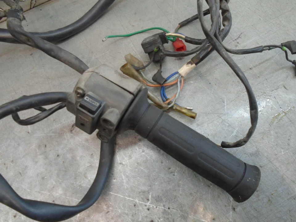 1986 Honda Vt 1100c  Vt 1100 Shadow handlebar on off & turn signals switches - Image 3 of 4