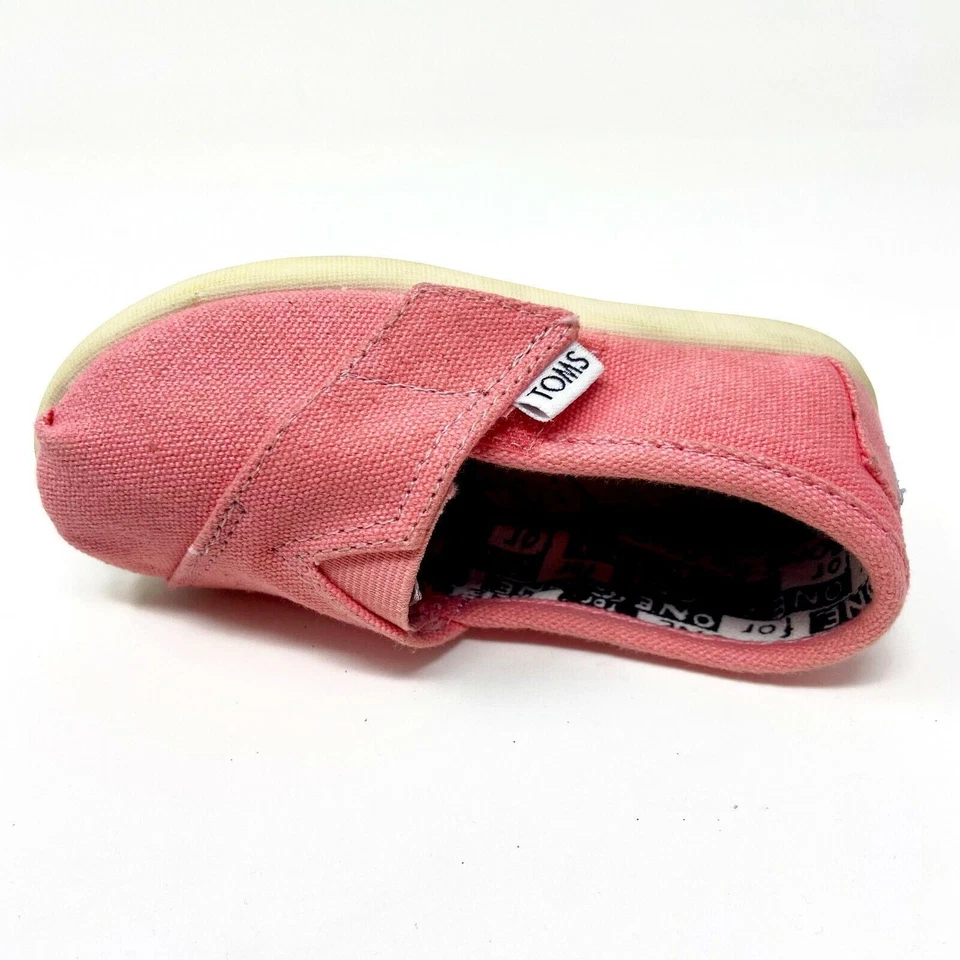 Zapatos planos informales de lona sin cordones Toms Classics rosa pequeño para niños pequeños Foto 4 de 4