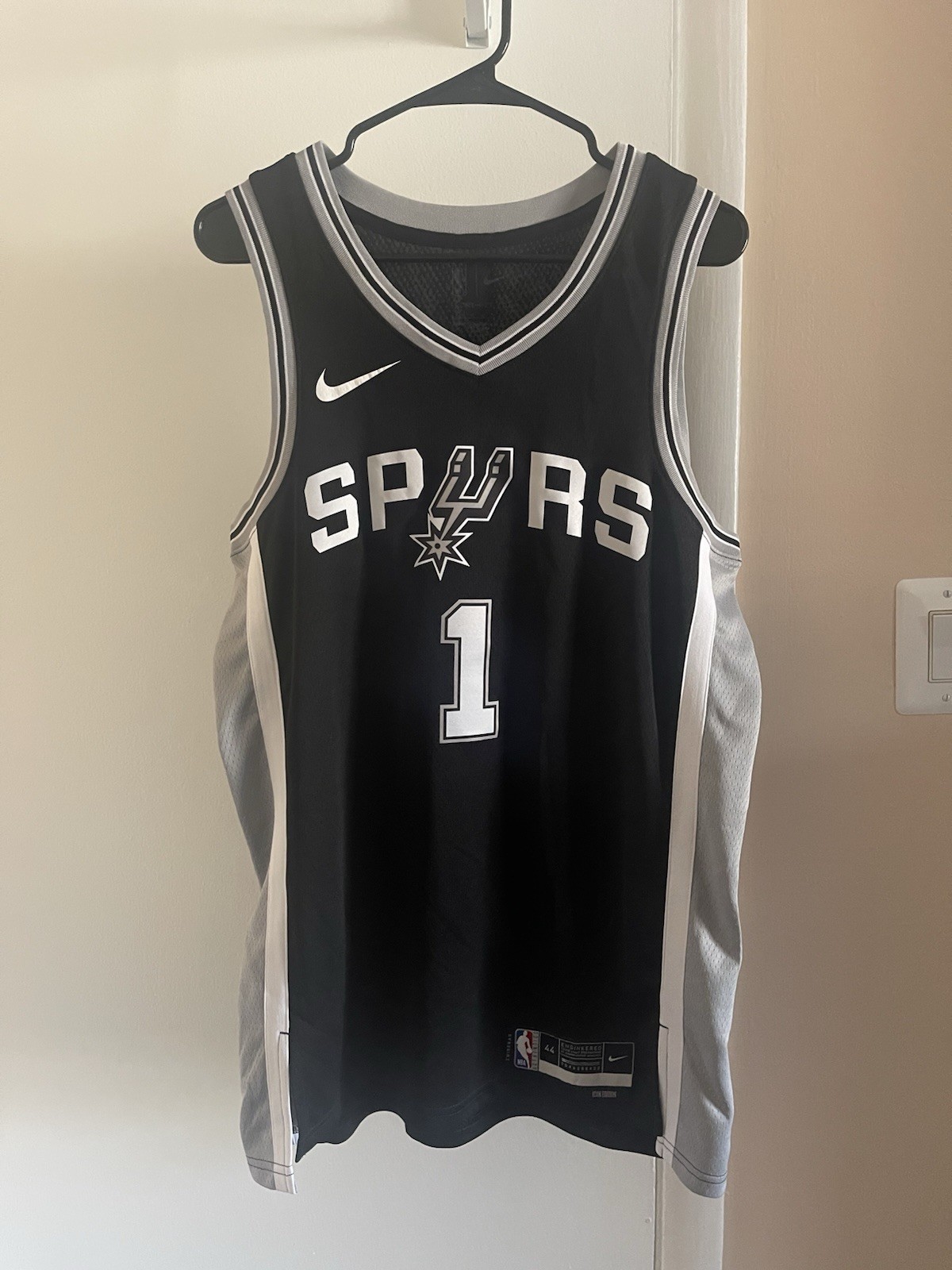 Nike NBA San Antonio Spurs Victor Wembanyama #1 Icon Edition Swingman jersey